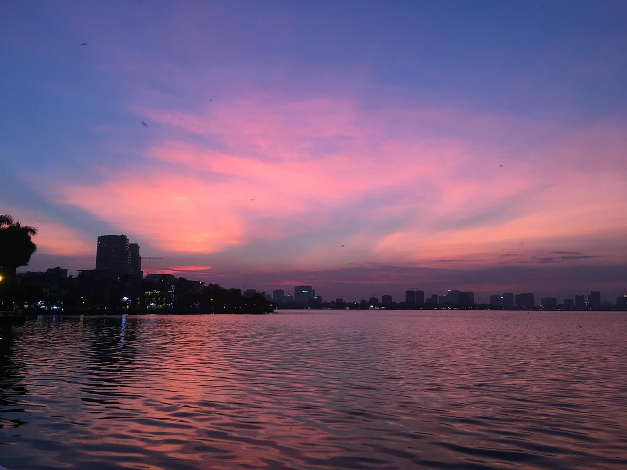 Hồ Tây bình yên và thơ mộng