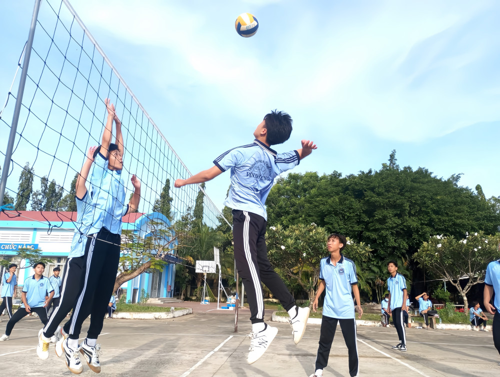 Thanh niên tham gia thể thao phong trào