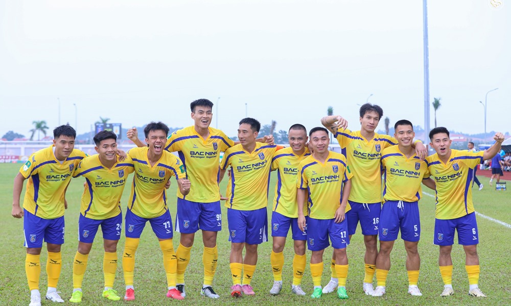 Một pha bóng kịch tính tại giải Hạng Nhất Quốc gia