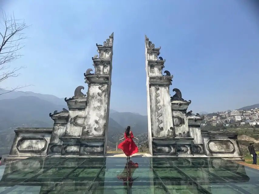 Cổng trời Sapa giữa mây trời Tây Bắc