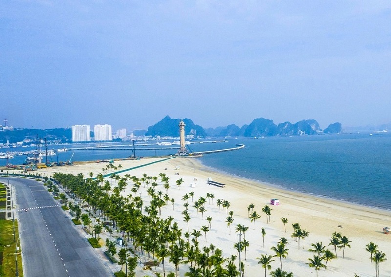 Toàn cảnh Bãi Cháy sôi động