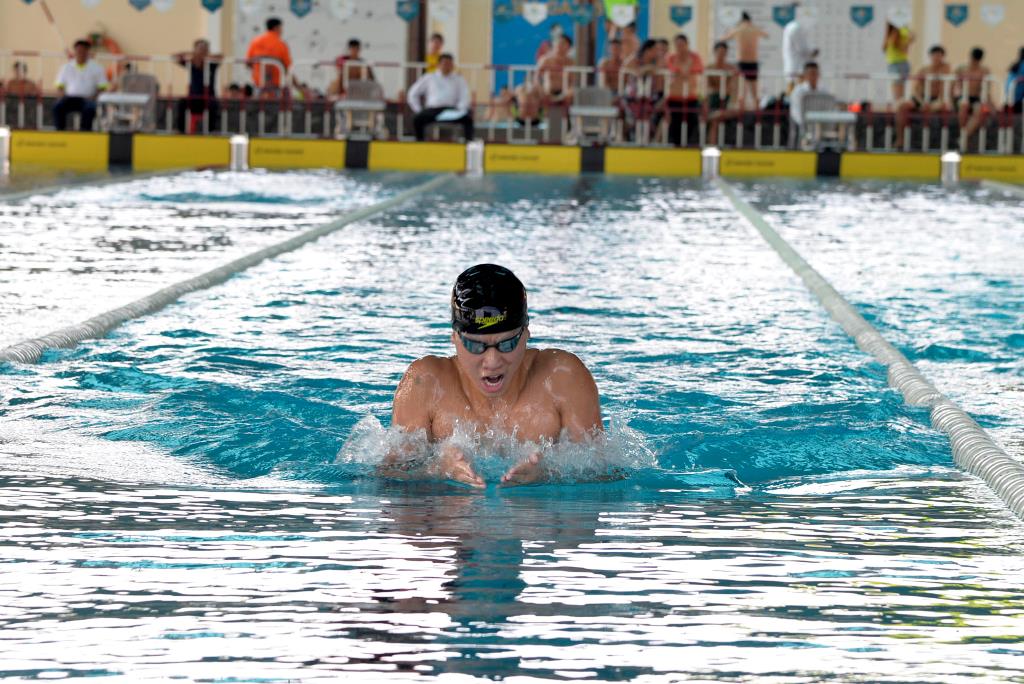 Vận động viên bơi lội Việt Nam thi đấu